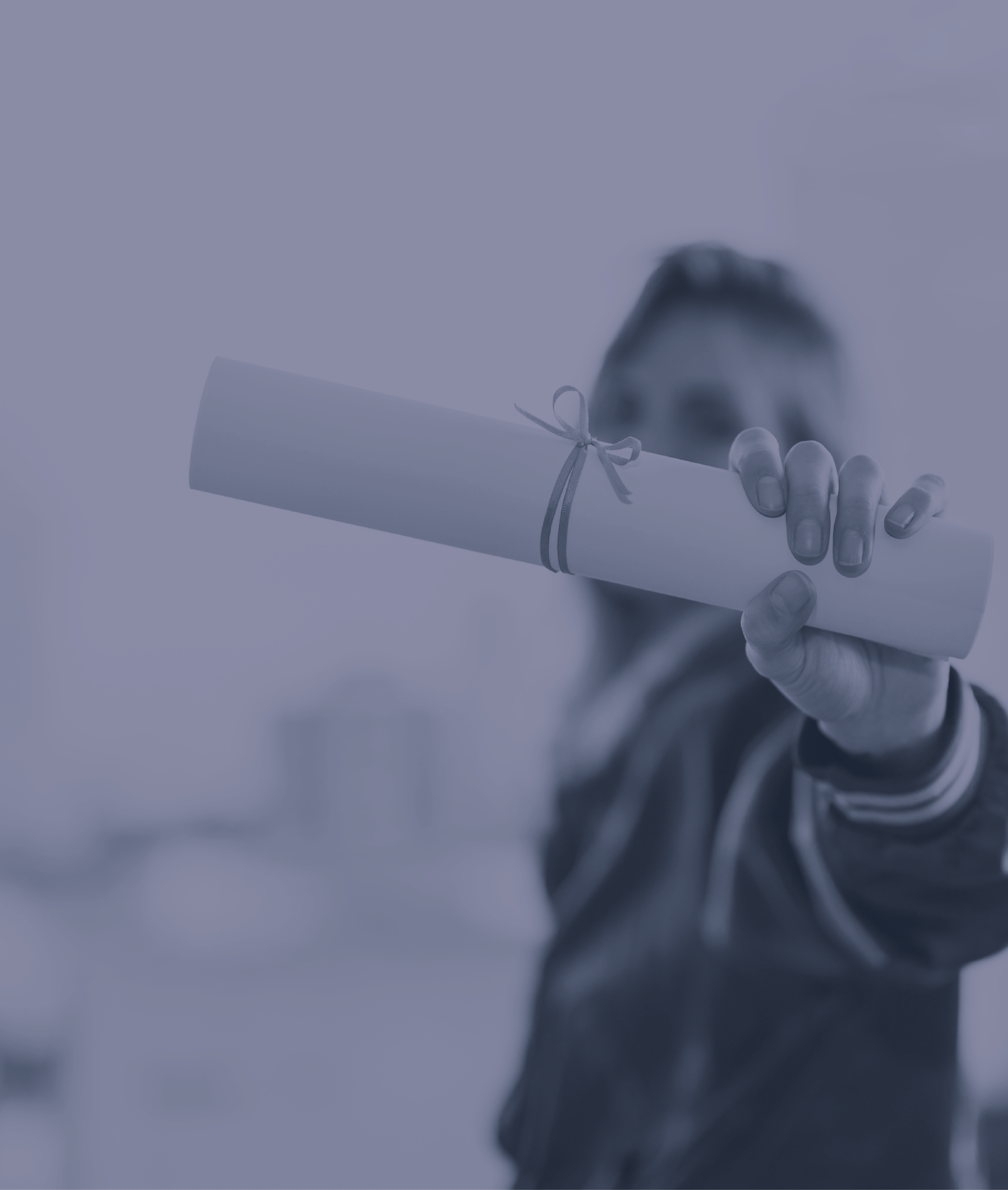 Persona mostrando diploma